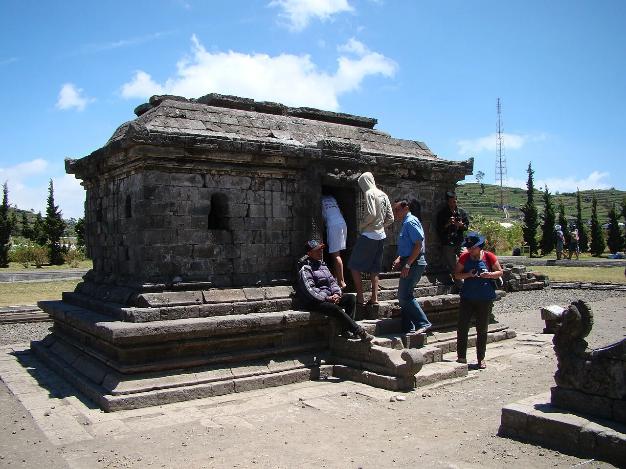 Wisata budaya Kompleks Candi Arjuna Dieng bersama Dieng Kasa