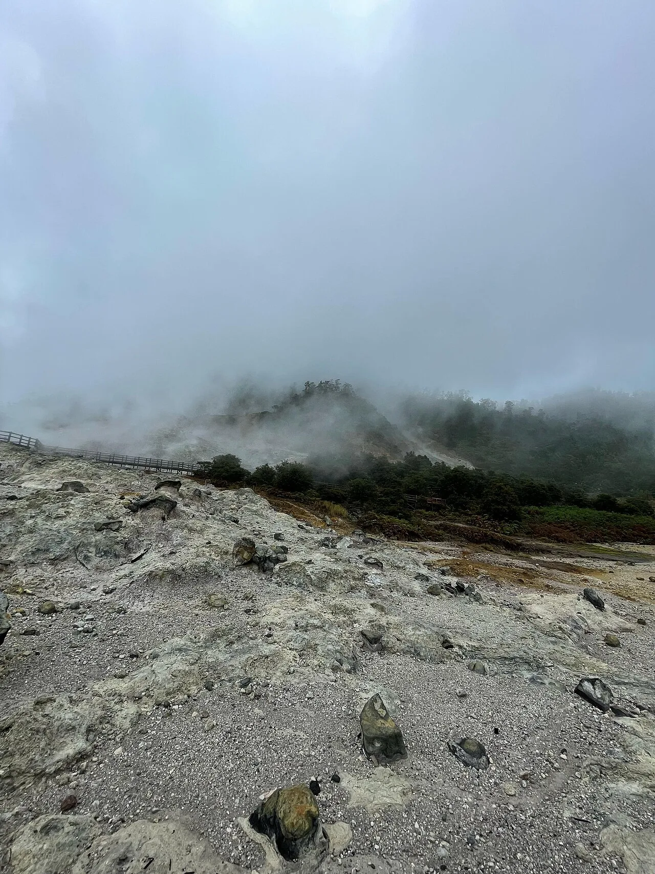 Jembatan kayu dan kawah vulkanik aktif Kawah Sikidang Dieng