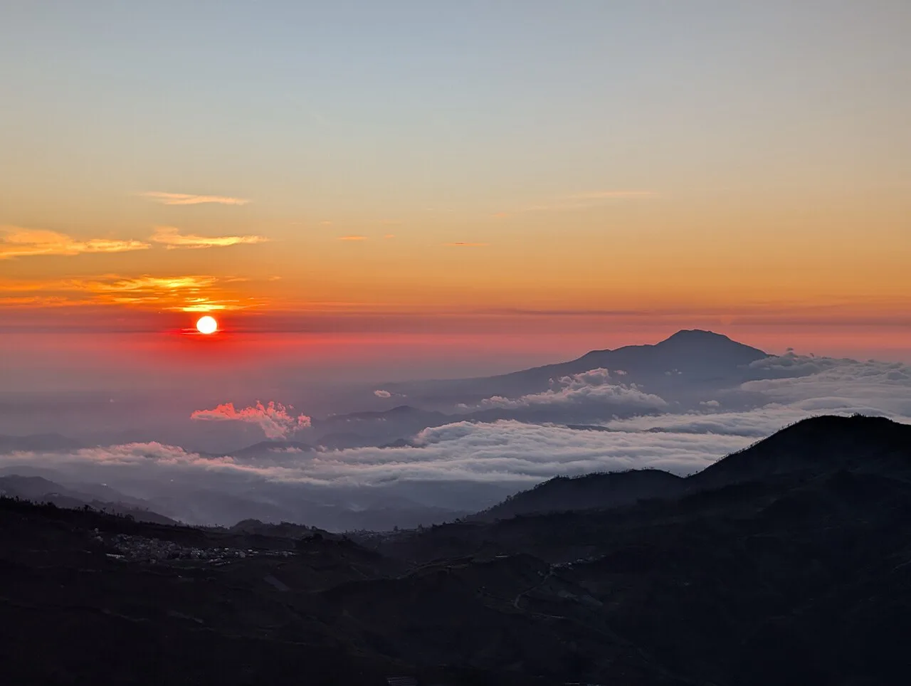 Golden Sunrise Puncak Bukit Sikunir Dieng Plateau